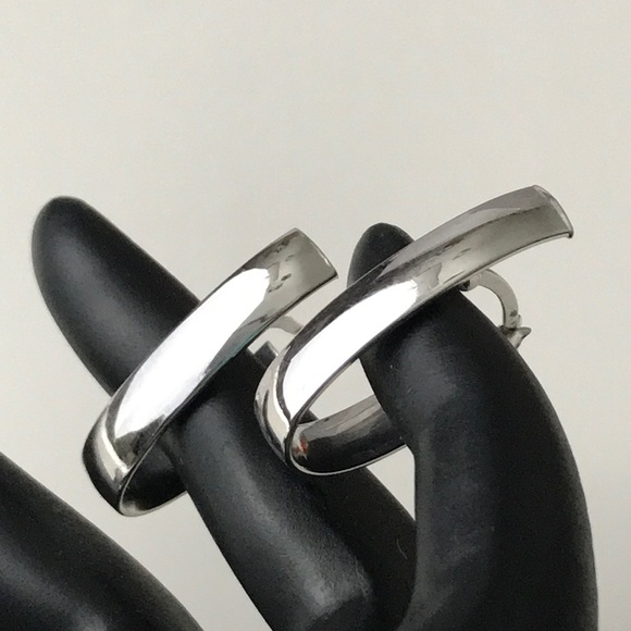 18K Gold Jewelry - 18K white gold pierced Earrings.